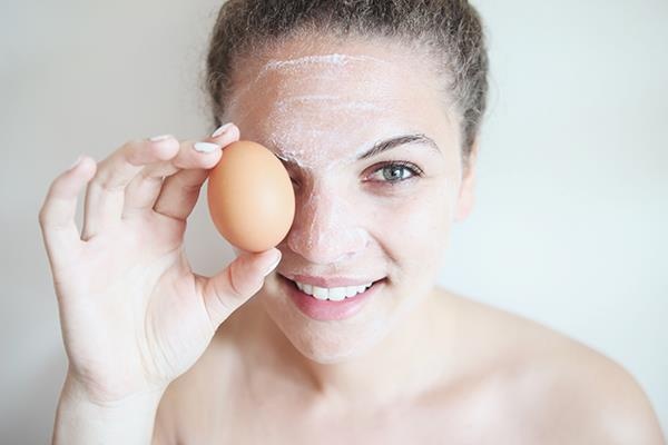 Yüzdeki İstenmeyen Tüyler ve Sivilceler İçin Doğal Maske