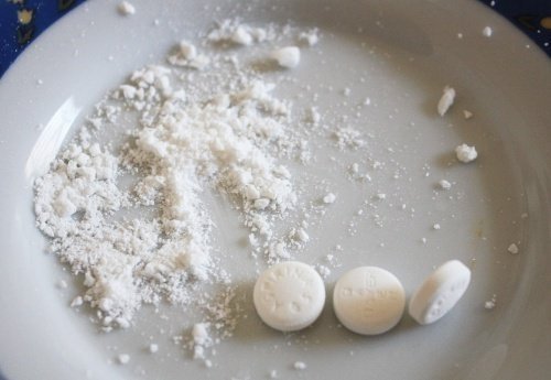 Tıp Dünyası Bu Mucizeyi Konuşuyor! 2 Adet Aspirin Bir Bardak Suyun İçinde Ezerek Eritin ve